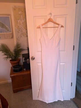 Lulu's Ivory V-Neck Sleeveless Bridal Gown